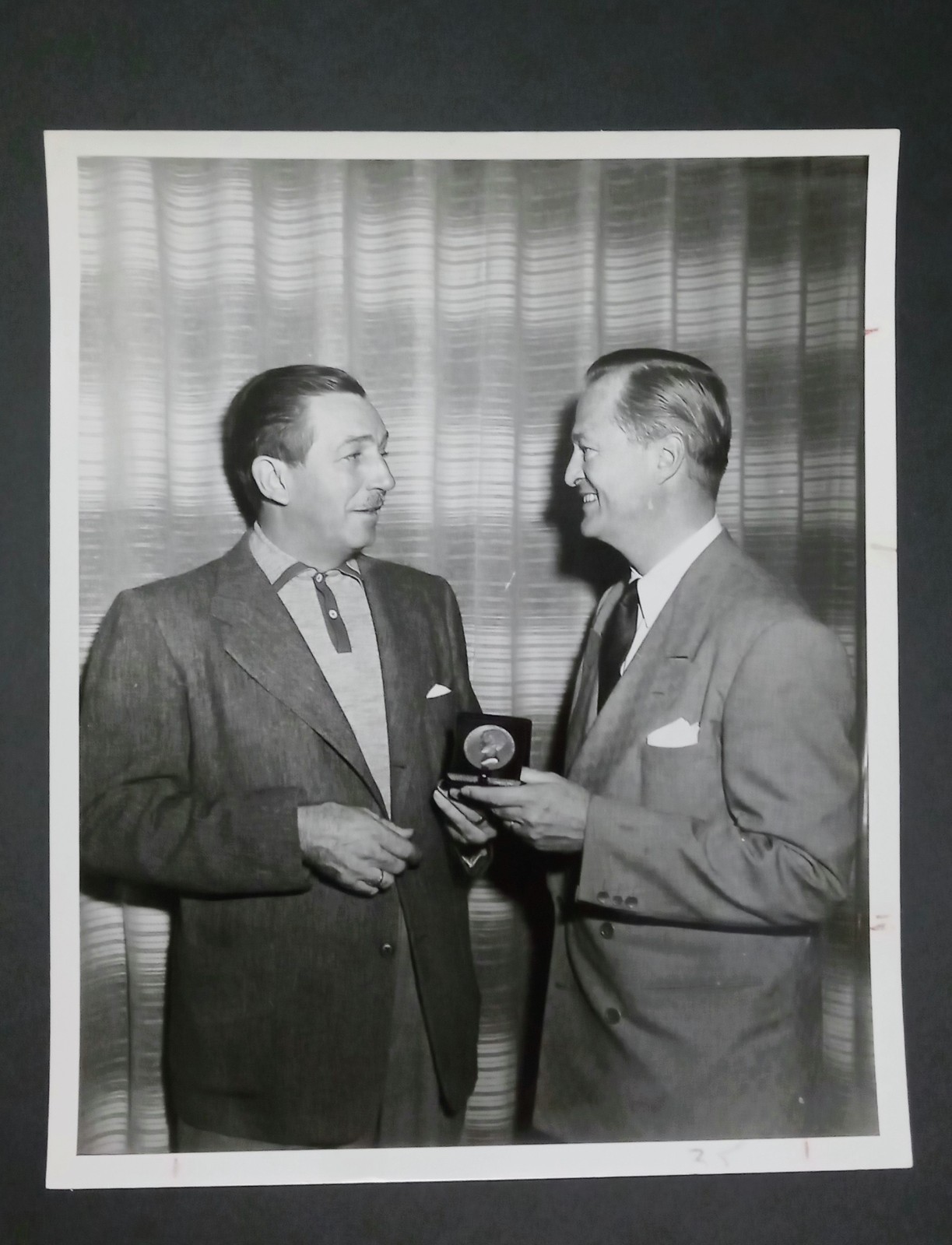 VTG 1953 Walt Disney Receiving Family Medal Original Type 1 Press Photo
