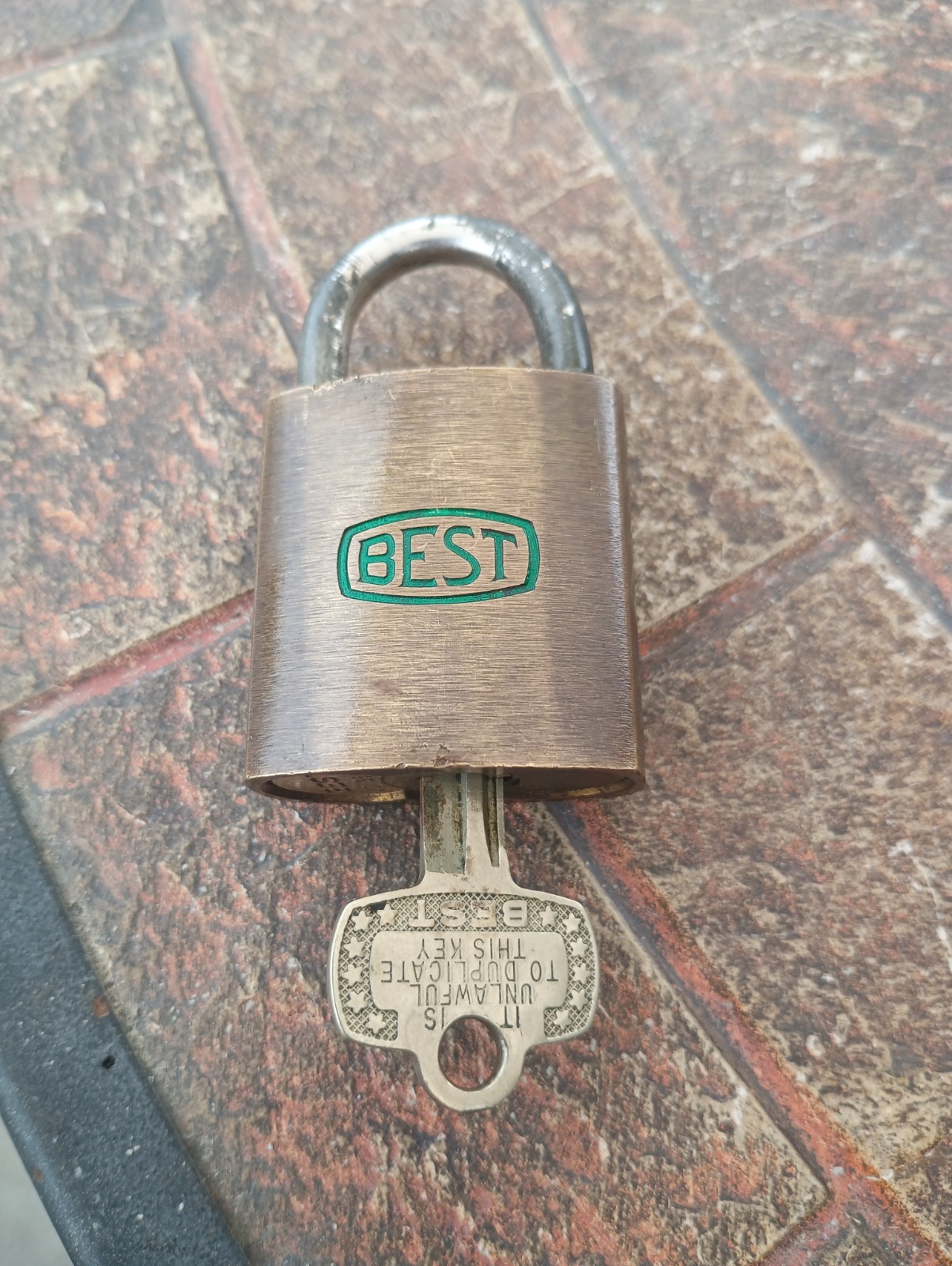 Vintage  BEST Padlock with working Key 2D-367