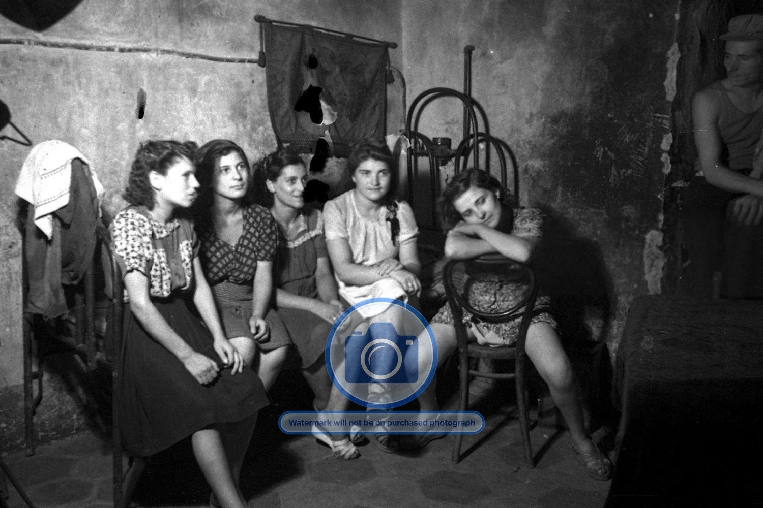 FIVE LADIES WAITING FOR CUSTOMERS AT BROTHEL IN NAPLES ITALY 4X6 PHOTO