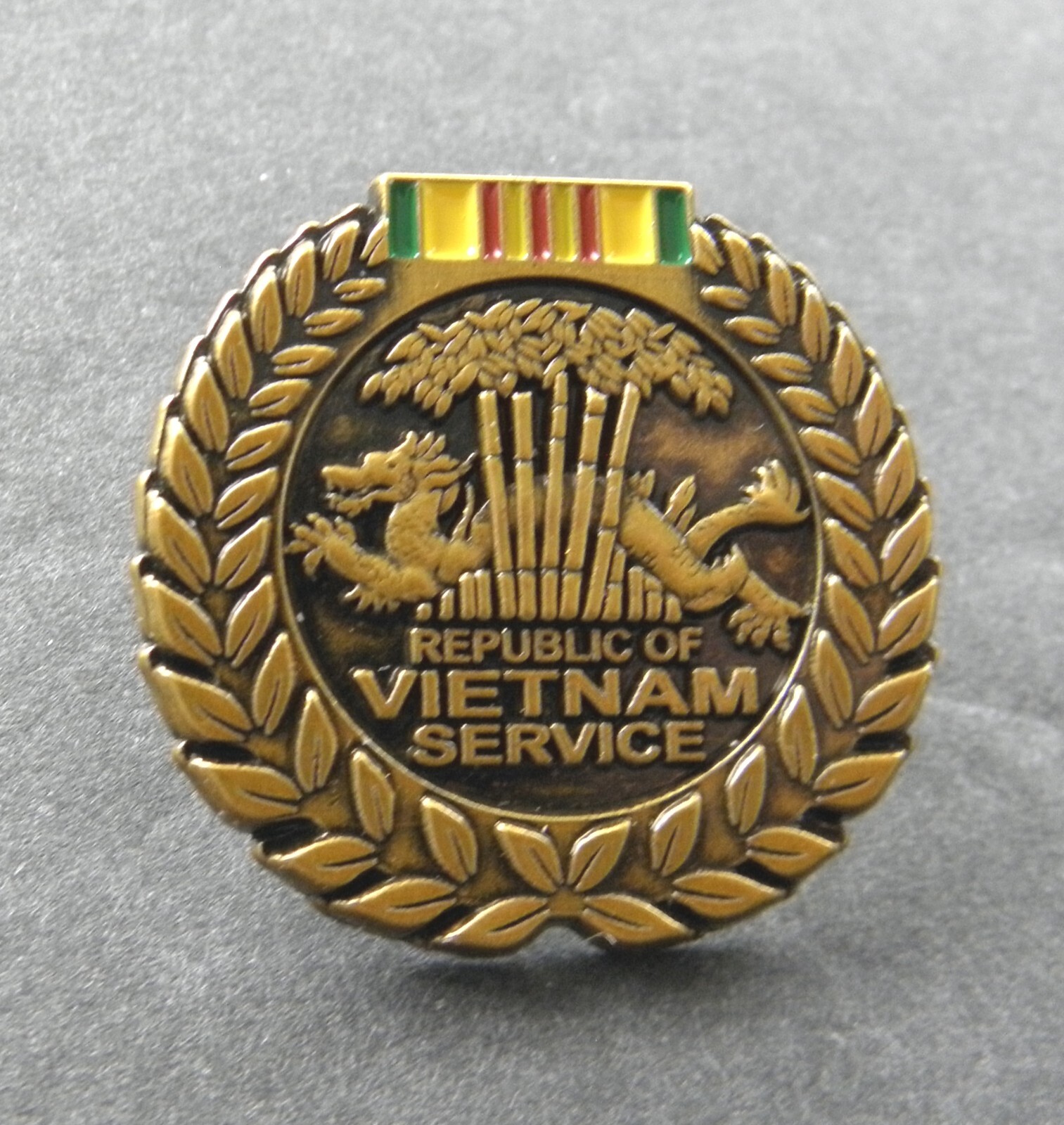 REPUBLIC OF VIETNAM VET VETERAN SERVICE WREATH LAPEL PIN BADGE 1.1 INCH