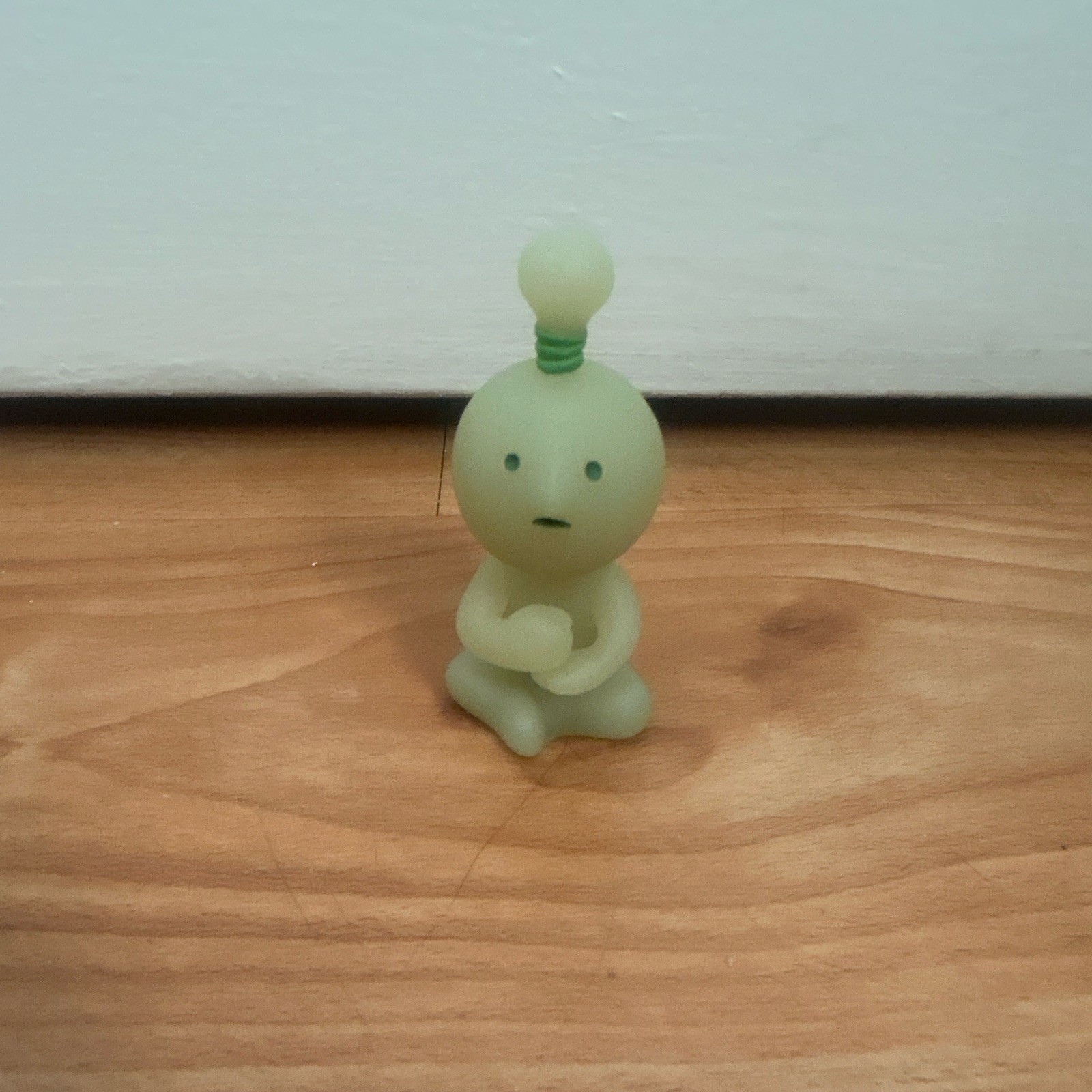*AUTHENTIC* SMISKI @ Work Series Smiski Good Idea Glow in the Dark