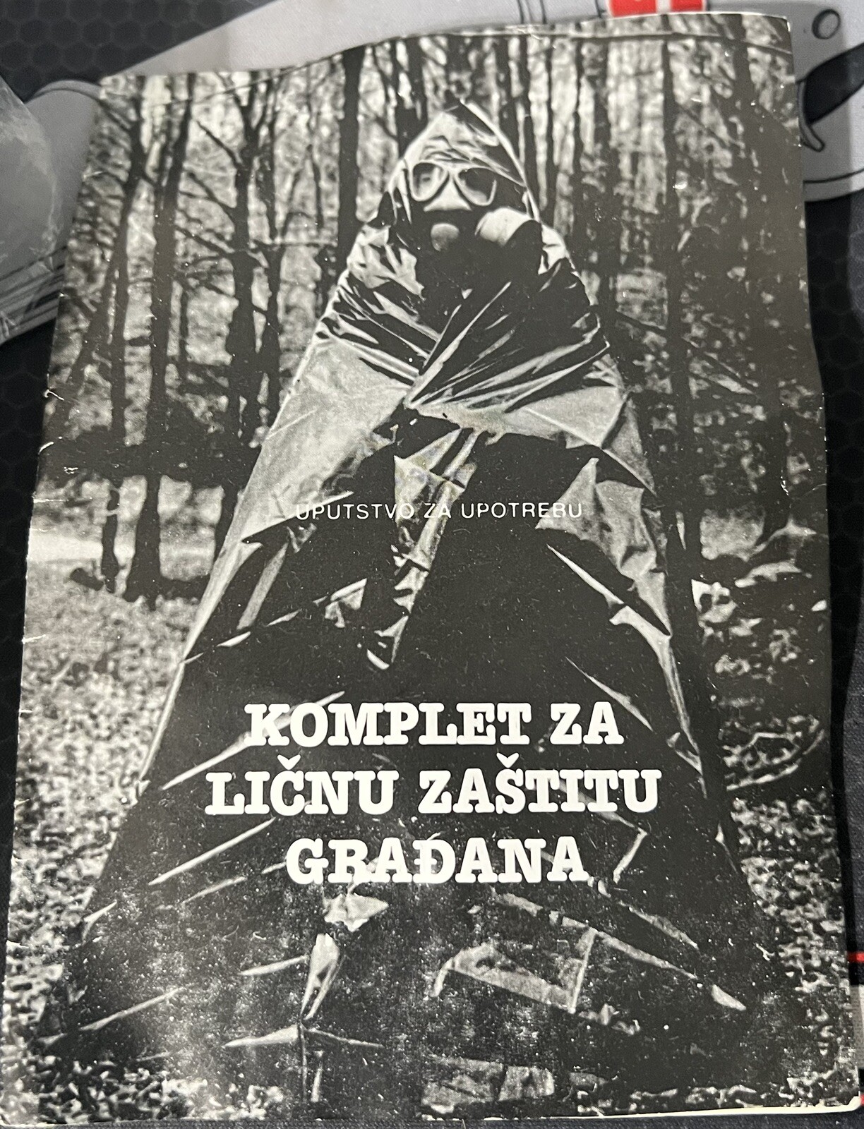 YUGOSLAVIAN / SERBIAN CHEMICAL PONCHO AND M-1 GAS MASK SET 60MM @