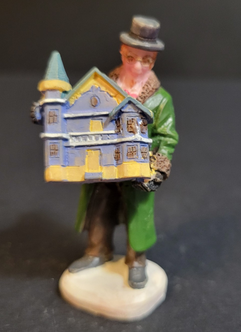 Lemax Christmas Village Town Dad's Christmas Surprise 42880 Holding Dollhouse