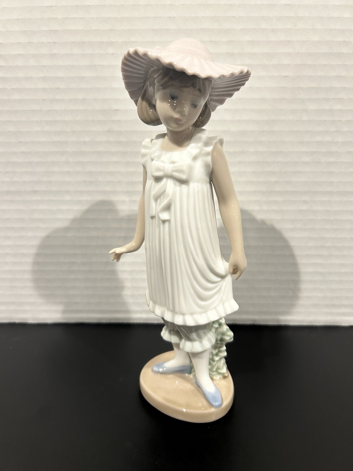 NAO By Lladro April Showers Porcelain Figurine Girl #1126, H 7.5\
