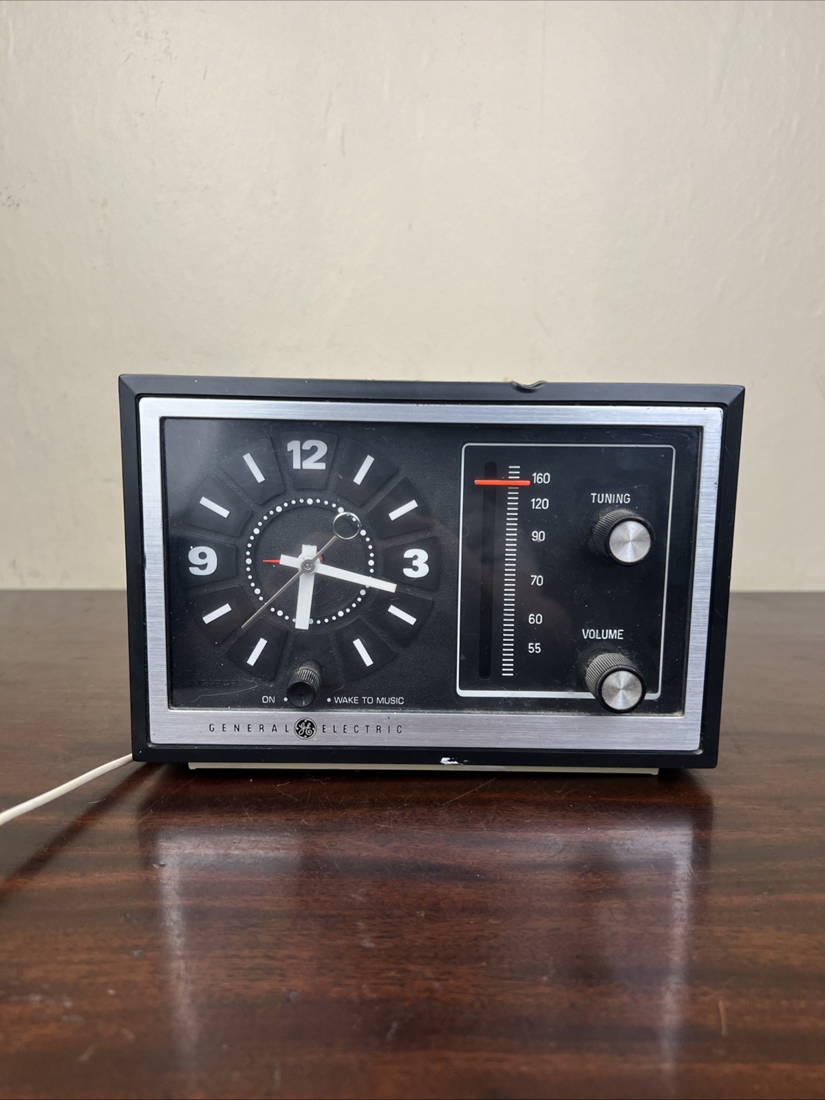 VTG 1970\'s GE Alarm Clock Radio Plastic Bedside Model 7-4725A Beige 7.75\