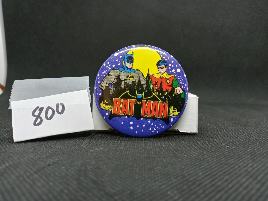 BATMAN & ROBIN METAL BUTTON ONLY WITH BATMAN NAME ON IT