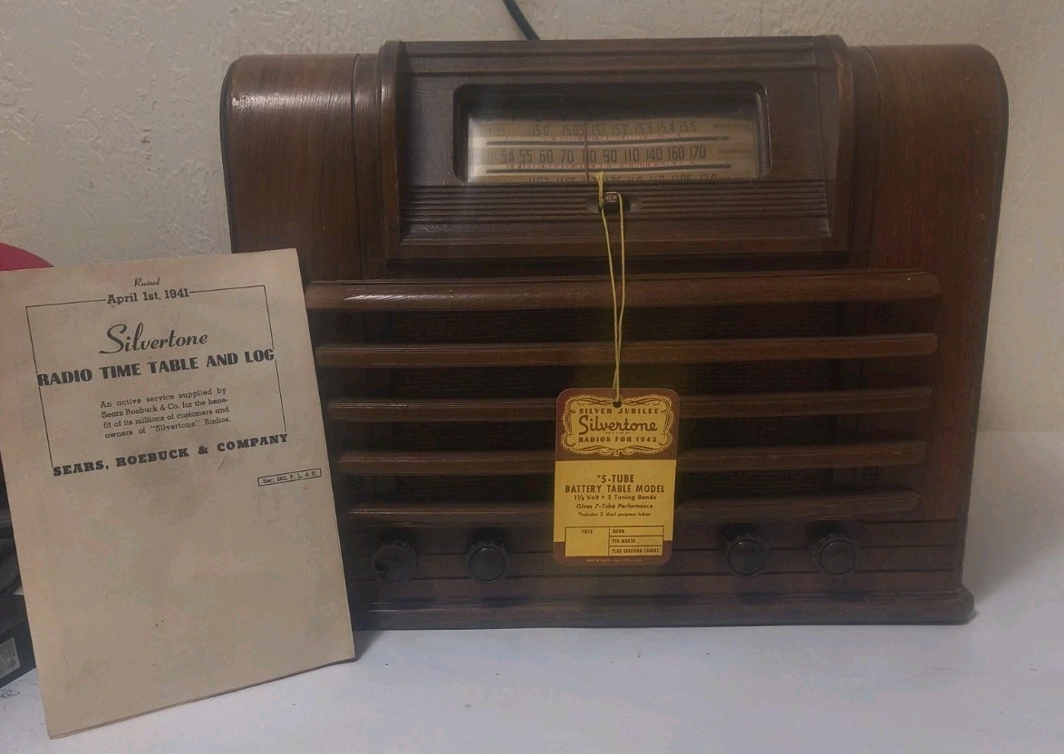 Vintage 1941 Silvertone 7108 Battery Tube Farm Radio w/ Original Box & Tags 