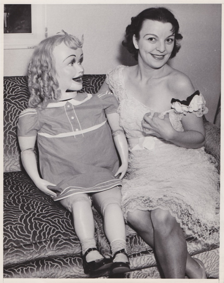 1937 Press Photo Female Ventriloquist Annabelle Short with Her Dummy