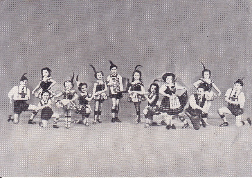 Ancient Ak, Manias Liliput-Sensation