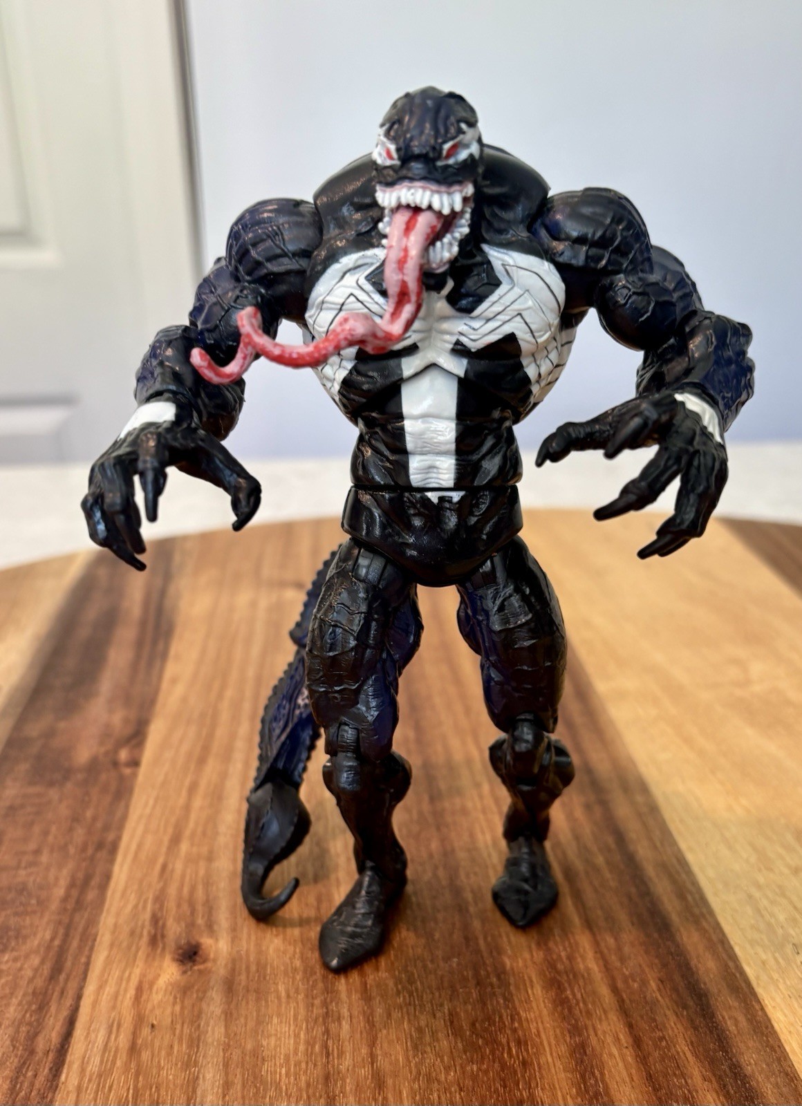 2008 Hasbro Marvel Venom Action Figure w/ Scorpion Tail Spider-Man Legends 7”