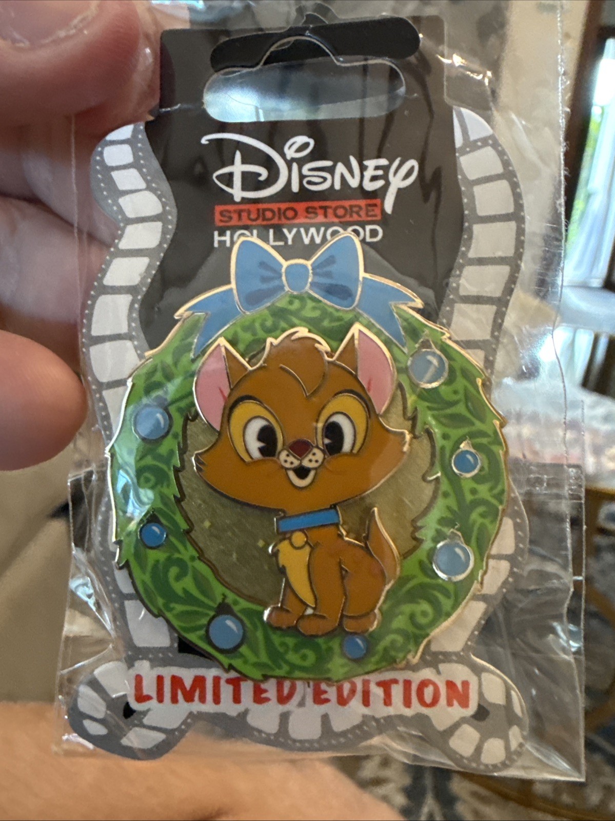 Disney DSSH Holiday Cat Wreaths Oliver & Company LE 400 Pin
