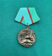 VINTAGE CUBAN MEDAL ORDER GIRON FIDEL CASTRO JUMPING FROM A TANK REPUBLIC AWARD picture