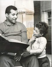 1959 Press Photo Former Dodger Roy Campanella reads to his daughter at home. picture