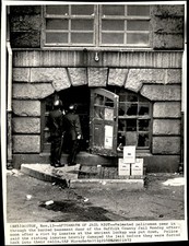 GA211 1972 AP Wire Photo AFTERMATH OF RIOT HELMETED POLICE @ SUFFOLK COUNTY picture